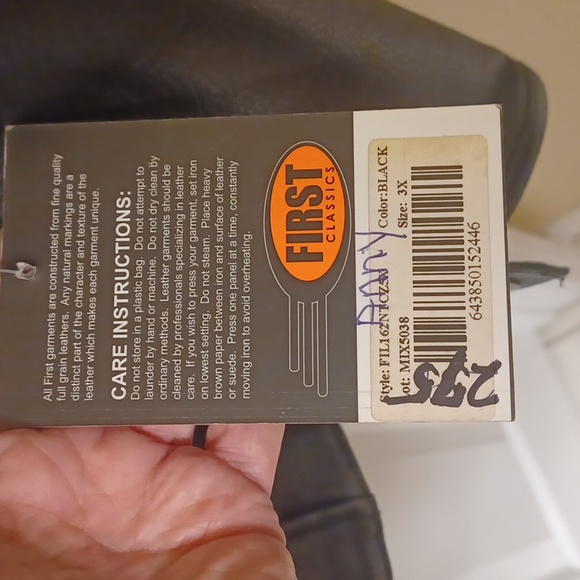 Womens black leather jacket. Size 3x but fits like a 1x - Picture 6 of 9